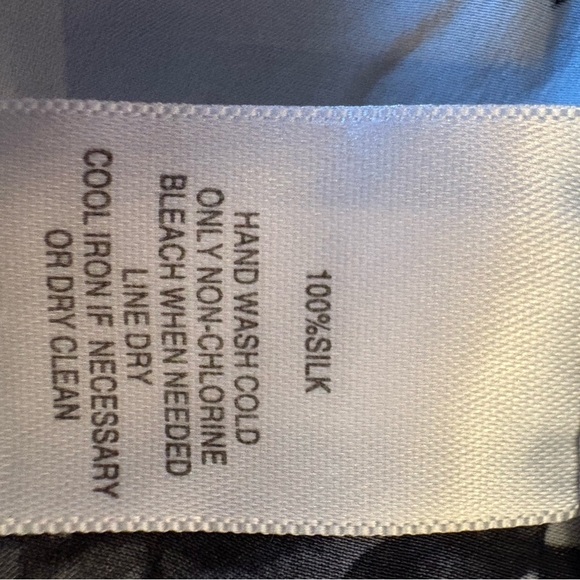 White House Black Market Floral Black and White Women's Top - Picture 3 of 6